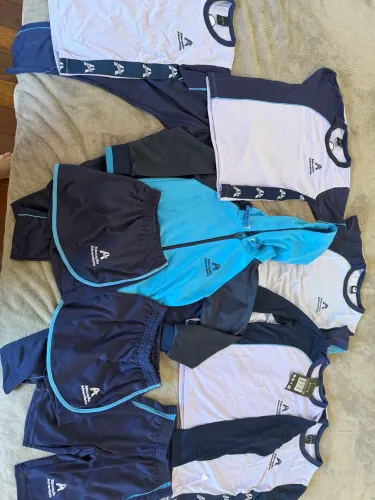 Oportunidade Uniformes Colégio Adventista - Tamanhos 6 e 8