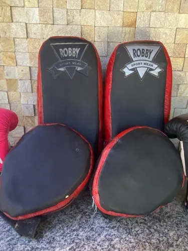 Luvas de boxe e jogo de aparadores