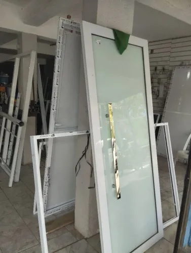 Porta de vidro com alumínio