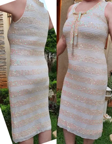 Vestido midi claro em crochê e paetês, seminovo