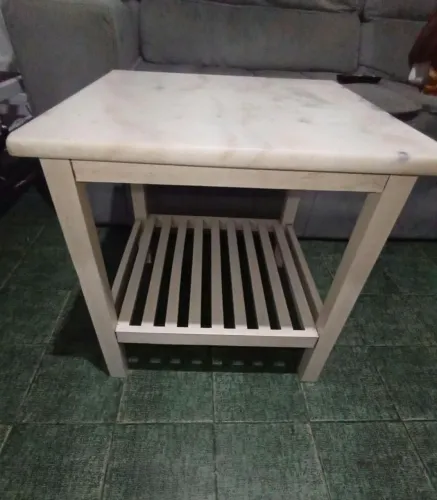 Mesinha de centro/canto com tampo em mármore natural e madeira maciça (50x49cm))