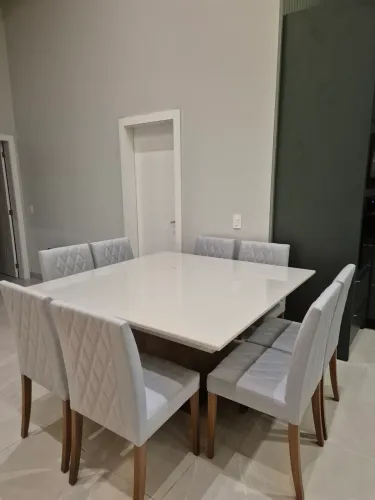 Vendo mesa 8 cadeiras semi usada em perfeitas condicoes sem nenhuma avaria.