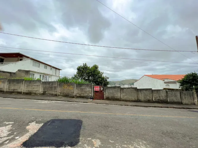 Lote em declive com vista para o bairro para venda