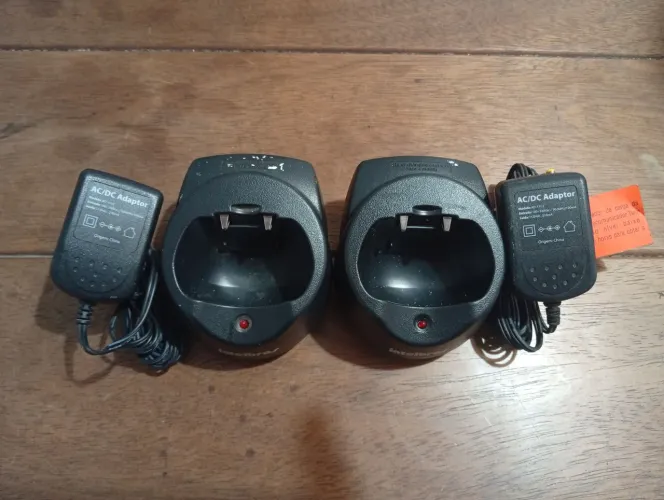2 Bases e 2 fontes carregadoras do rádio Intelbras Twin 