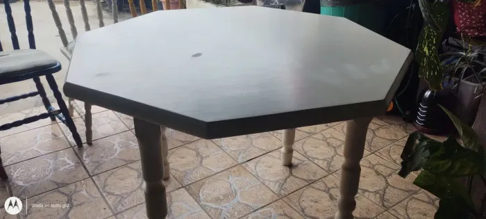 MESA OITAVADA DE MADEIRA MACIÇA COM 4 CADEIRAS "