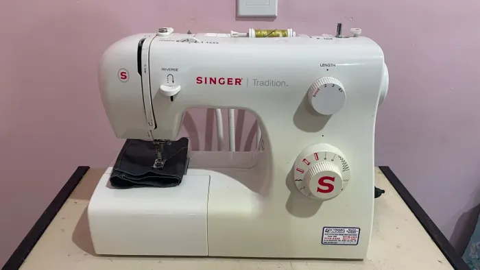 Máquina de costura singer tradition 