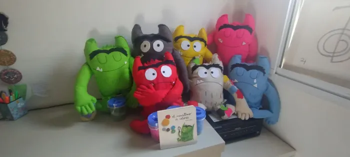 BONecos em feltro  para trabalhar às emoções. Inspirados nos Monstros das cores