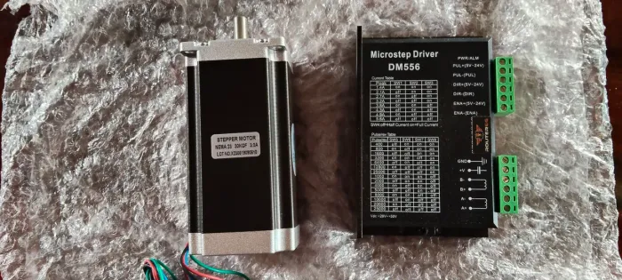 Kit Motor de Passo Neva 23 de 30 Kgf e Driver Dm 556