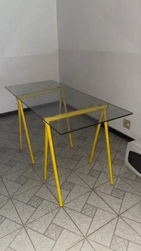 mesa de vidro e cavalete
