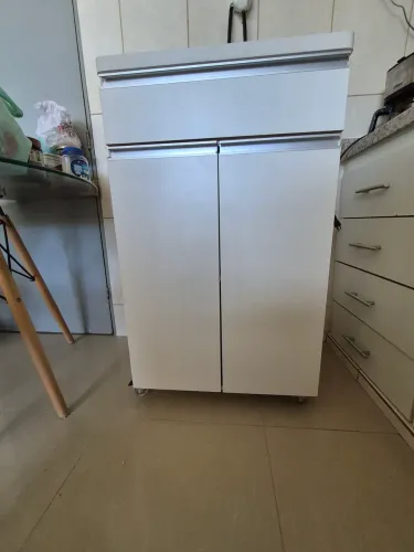 Bancada de microondas com gavetas e rodinhas