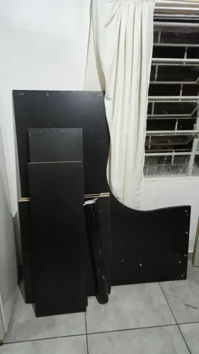 Mesa em L em estado de nova, ja desmontada.