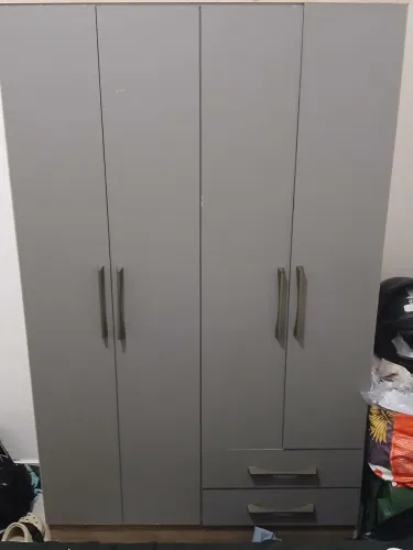 Vendo esse guarda roupa, 4 portas e 2 gavetas , FAÇO POR 200 PRA BUSCAR HOJE