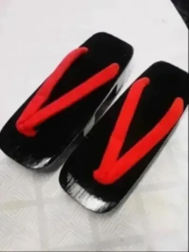Chinelo tradicional de madeira ( Guetá )