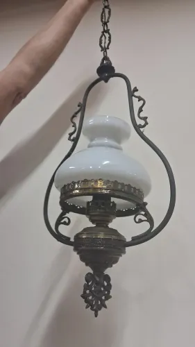 Lustre de bronze com cúpula leitosa antiga 