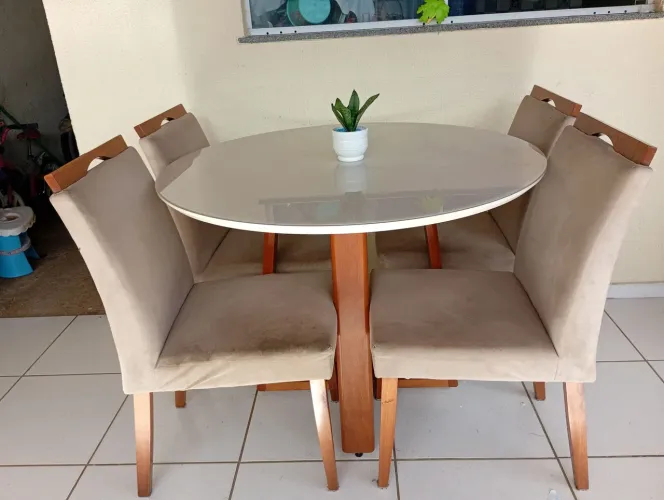Mesa tampo de vidro e madeira maciça 