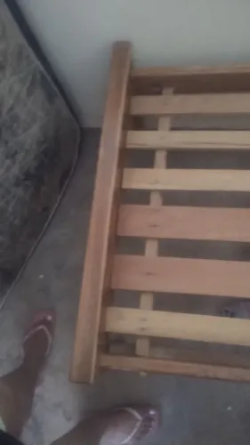 Vendo cama de solteiro em madeira