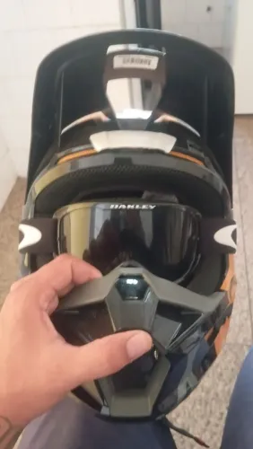 Vendo capacete fox importado com óculos da Oakley
