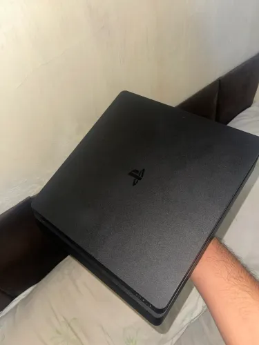 PlayStation 4 Slim em Excelente estado 