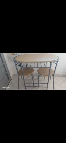 Mesa de dois lugares bem conservada