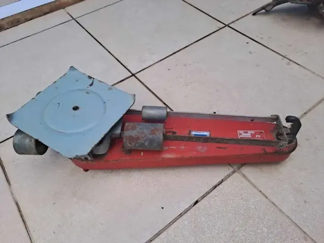 Balança de balcão faltando o prato com braço milimetrado
