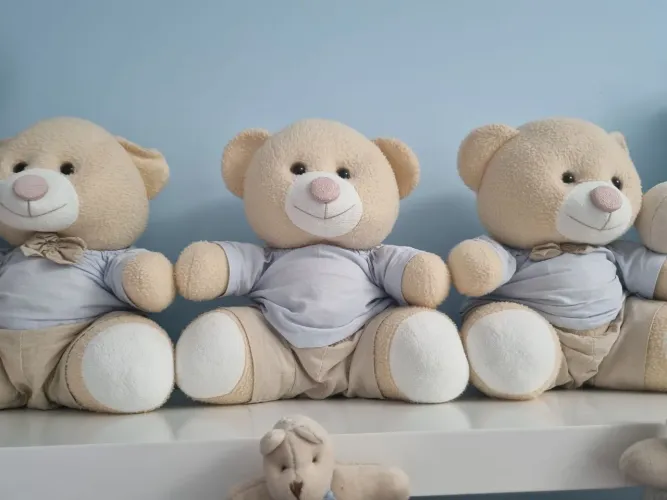 Trio de ursinhos de pelúcia quarto infantil