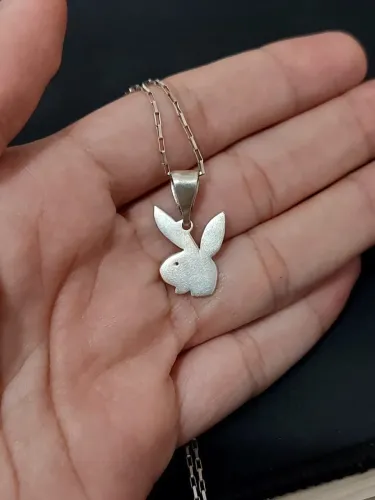 Pingente playboy + corrente de prata