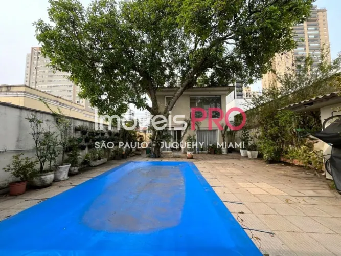 Linda casa em rua tranquila e arborizada na Vila Olimpia