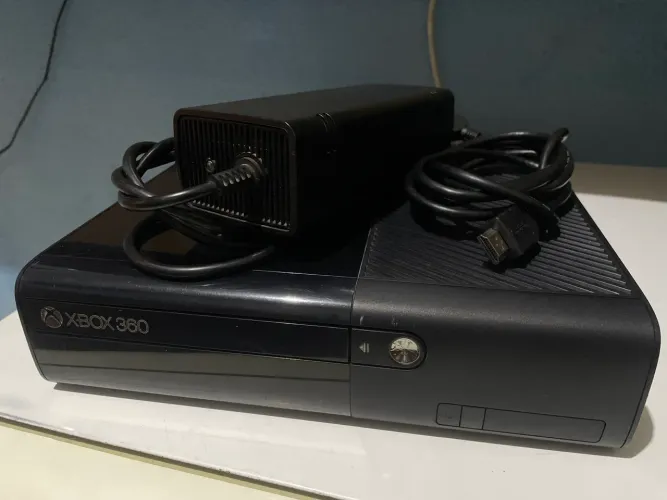 Xbox 360 Super Slim Desbloqueado - Sem Controle