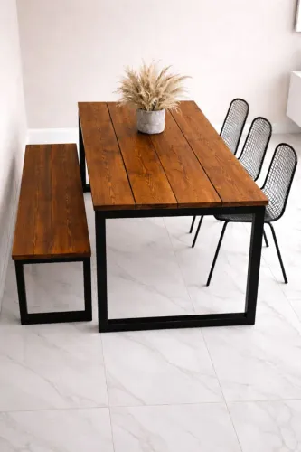 Mesa estilo industrial com 1 banco