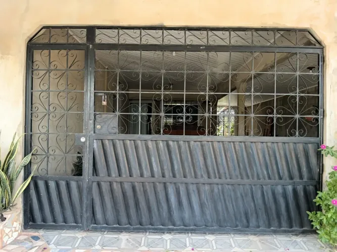 Portao de Metalon preto medindo 3,40/2,35