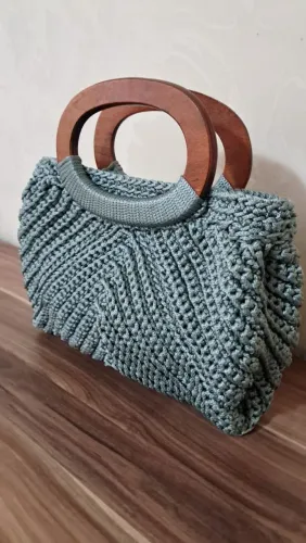 Bolsa clutch de crochê artesanal acinzentada