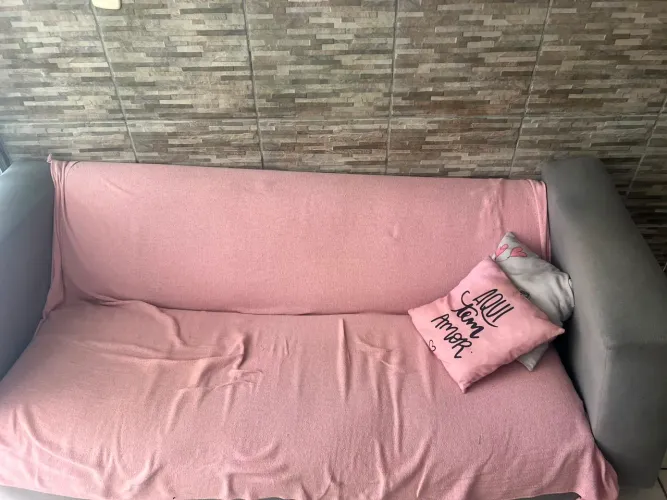 Vende-se uma mesa e um sofá