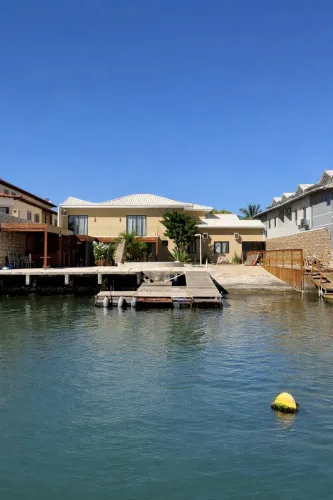 Casa canal navegável Cabo Frio 6 suítes