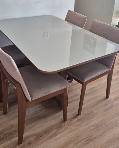 Mesa tampo de vidro com 4 cadeiras