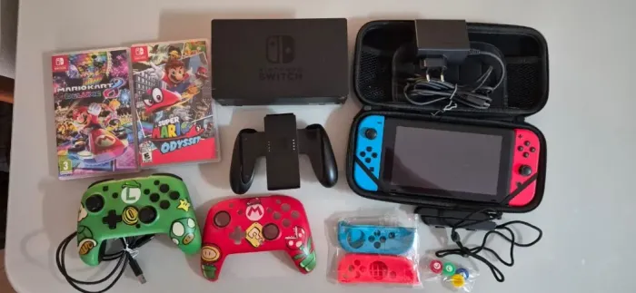Nintendo Switch Standard (1ª versão) + 2 controles + 2 jogos