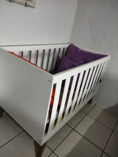 Berço branco laqueado semi novo - ótimo estado