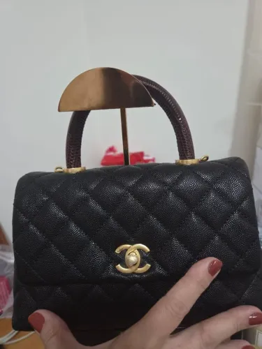 Bolsa preta com alça vinho