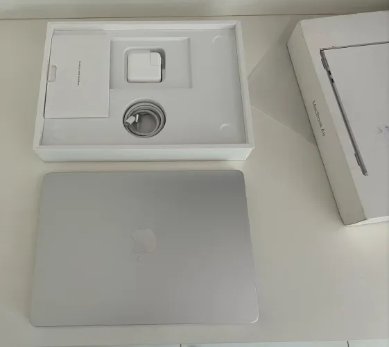 MacBook Air M4 - GARANTIA 08/2027 - BATERIA 100% - 16 GB RAM