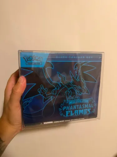 ETB Phantasmal Flames Treinador Avançado Fogo Fantasmagórico Nova Lacrada