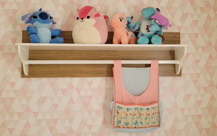 Prateleira com varão - quarto bebê