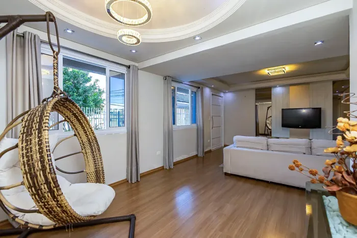 Sobrado Triplex à venda, 3 quartos, 1 suíte, 2 vagas, 220m², Lindóia, Curitiba, Paraná.