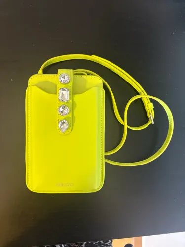 mini bolsa tiracolo porta-celular Giorno Arezzo verde com aplicação de pedras