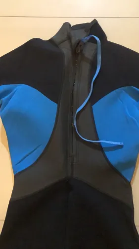 Roupa para surf e mergulho (quase nova)