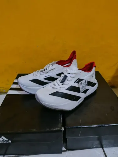 Tênis Adidas de R$399,90 por R$300 tamanho 35
