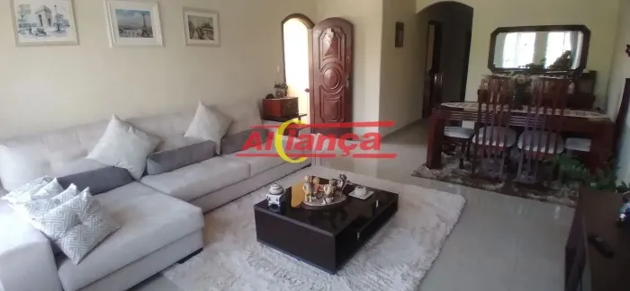 Casa com piscina, 2 dormts, sendo 1 suite. Próximo ao hosp. Stella Maris e Shopping Intern