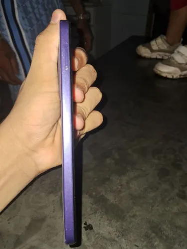 Celular Motorola Moto G05, com um leve trinco na tela