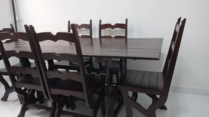 Sala de jantar em madeira legítima com 6 cadeiras