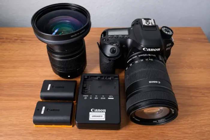 Canon 80d + Lente 18-135mm 3.5 + Grande angular 3.5 + 2 baterias e carregador originais