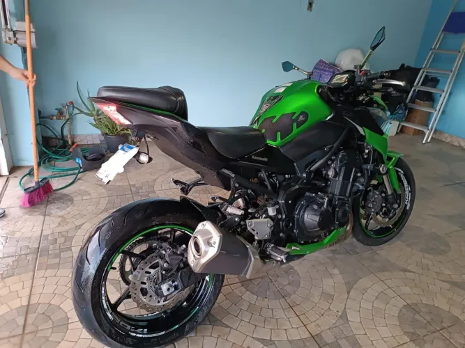 Moto Kawasaki z900 2021verde.