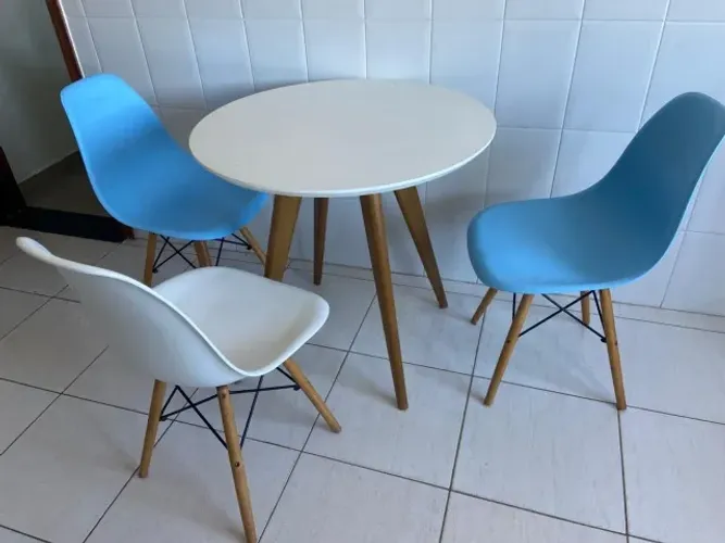 Conjunto Mesa Eiffel 90cm branca + 4 cadeiras